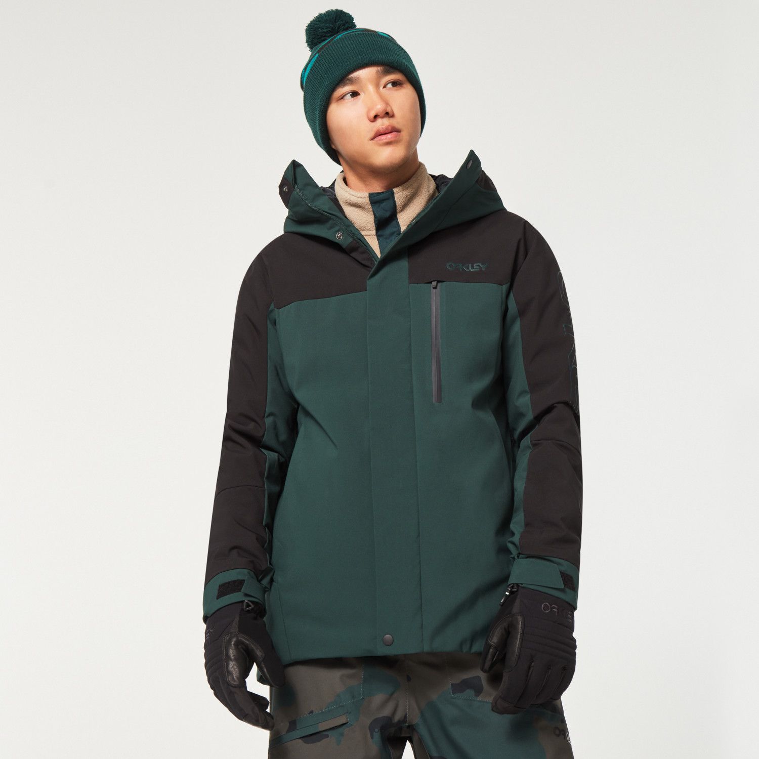 FRONT VIEW OF OAKLEY MENS TNP TBT INSULATED WINTER JACKET IN HUNTER GREEN/BLACKOUT