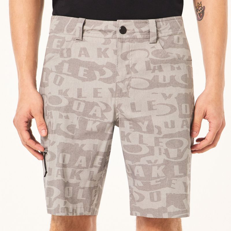 FRONT VIEW OF OAKLEY MENS GOLF TRANSITION RANSOM SHORT IN COLLAGE GREY