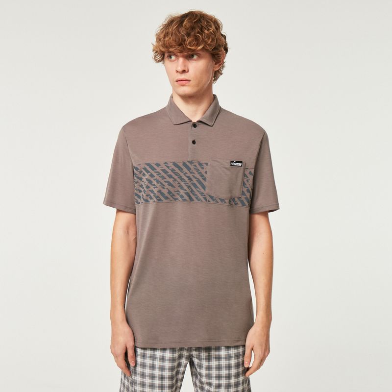 FRONT VIEW OF OAKLEY MENS SAND STRIPE POCKET POLO IN STORM FRONT