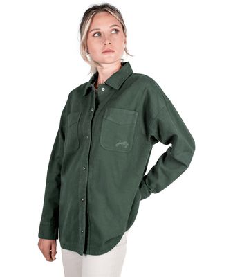 FRONT VIEW OF JETTY WOMENS EDEN OVERSHIRT LONG SLEEVE SHIRT IN GREEN WITH FRONT PATCH POCKETS