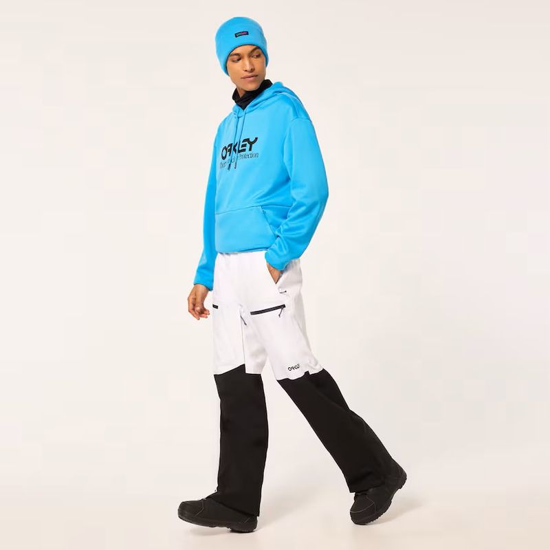 FULL SKI OUTFIT VIEW OF OAKLEY MENS TNP LINED SHELL 2.0 SNOW PANT WITH INCREDIBLE BREATHABILITY