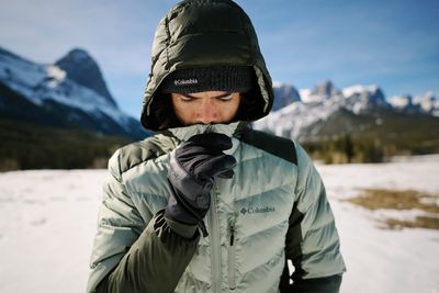 Men&#39;s winter gloves, providing superior warmth, comfort, and stylish design, perfect for cold weather activities.