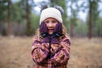 Youth winter gloves, offering warmth, comfort, and stylish design for active kids during cold weather.
