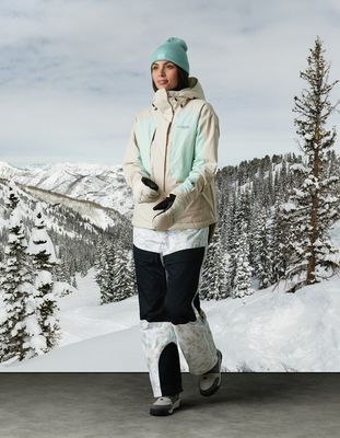 Women&#39;s mittens featuring a cozy, stylish design, perfect for keeping hands warm and comfortable during winter activities.