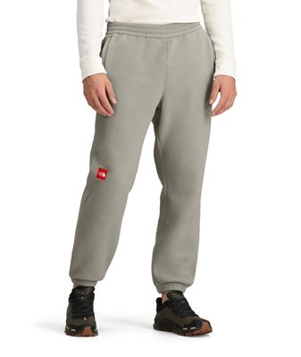 FRONT MODEL VIEW OF THE NORTH FACE MENS TNF™ FLEESKI SWEATPANT WITH OPEN HAND POCKETS AND SECURE-ZI…