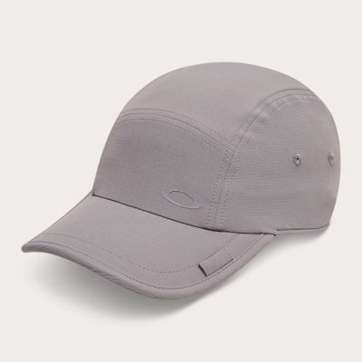 FRONT VIEW OF OAKLEY UNISEX PERFORMANCE CAMPER CAP WITH STRETCH FABRIC