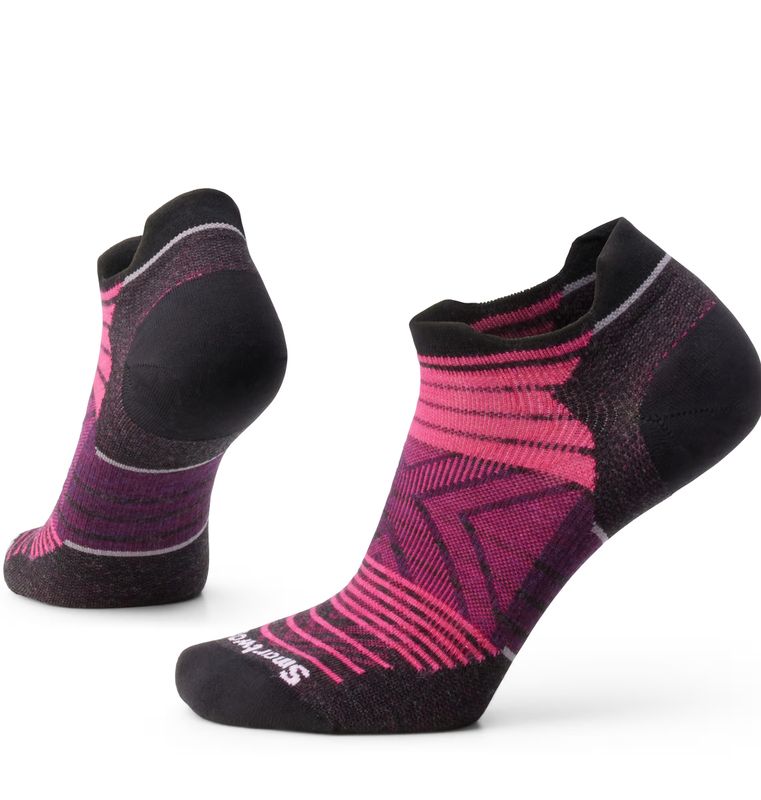 FULL VIEW OF SMARTWOOL WOMENS RUN ZERO CUSHION STRIPE LOW ANKLE SOCKS WITH COMFORT