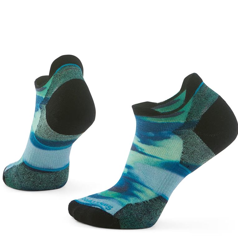 FULL VIEW OF SMARTWOOL WOMENS RUN TARGETED CUSHION BRUSHED PRINT LOW ANKLE SOCKS WITH COMFORT