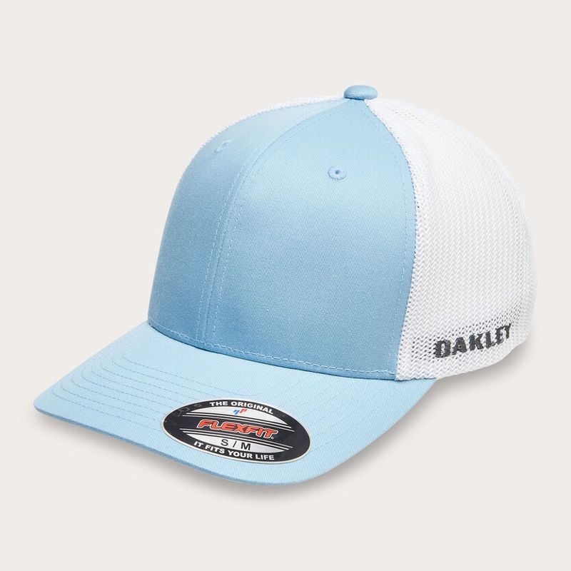FRONT VIEW OF OAKLEY MENS GOLF CRESTING TRUCKER HAT WITH BREATHABILITY AND LIGHTWEIGHT