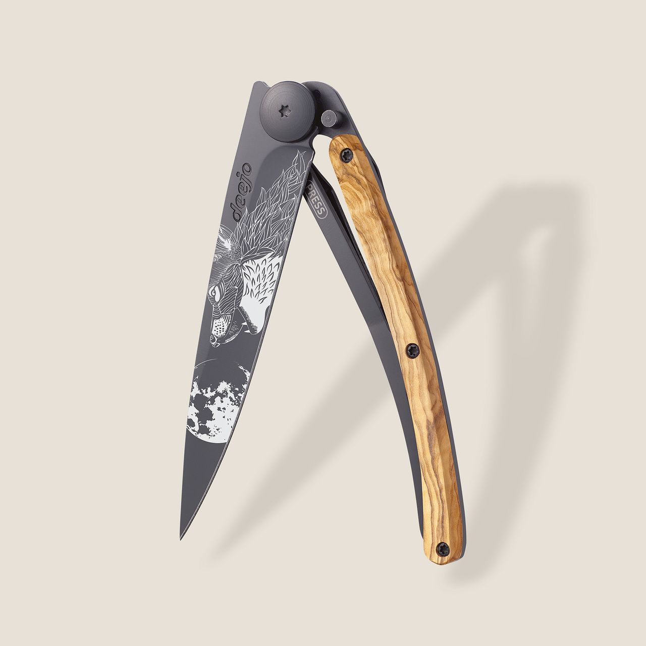 MAIN IMAGE OF DEEJO 37G HOWLING KNIFE IN OLIVE WOOD WITH ULTRA LIGHTWEIGHT AND DURABILITY