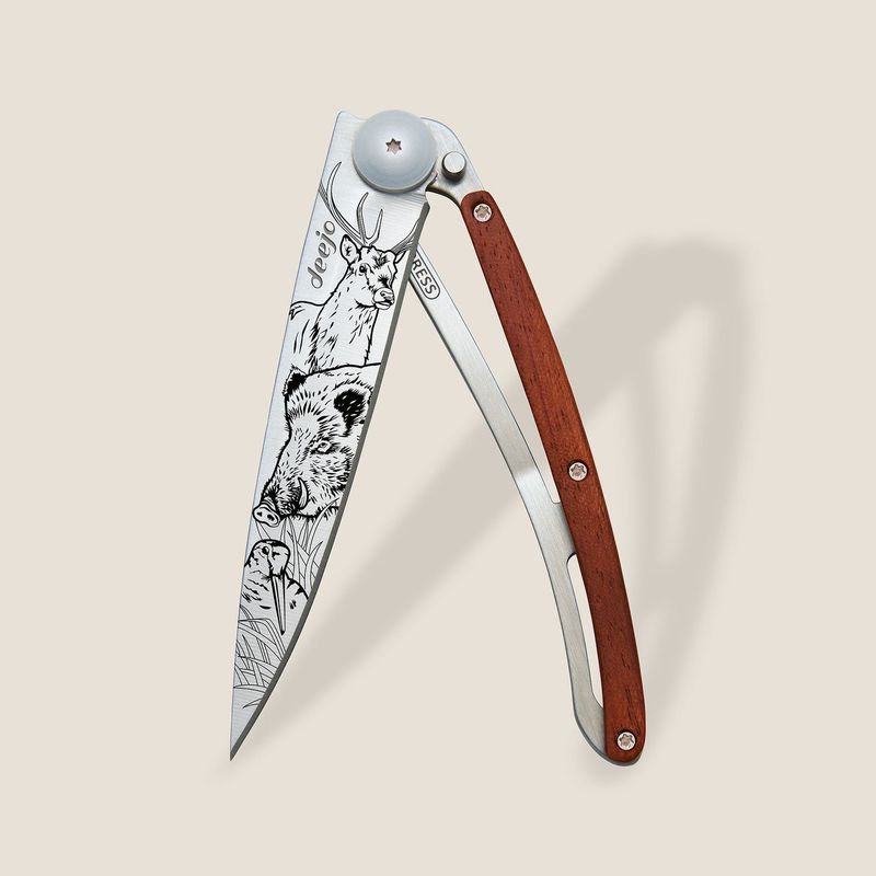 FRONT VIEW OF DEEJO 37G HUNTING SCENE KNIFE WITH ULTRA LIGHTWEIGHT BUILD AND COMPACT SIZE