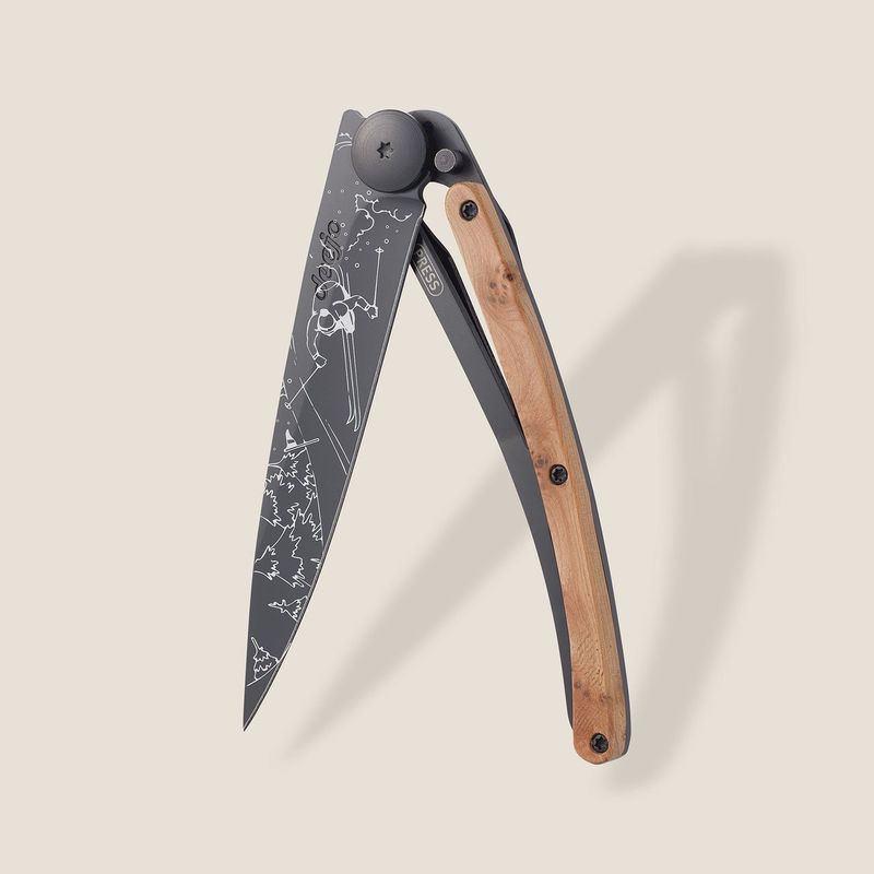 FRONT VIEW OF DEEJO 37G SKI KNIFE WITH ULTRA LIGHTWEIGHT BUILD AND COMPACT SIZE