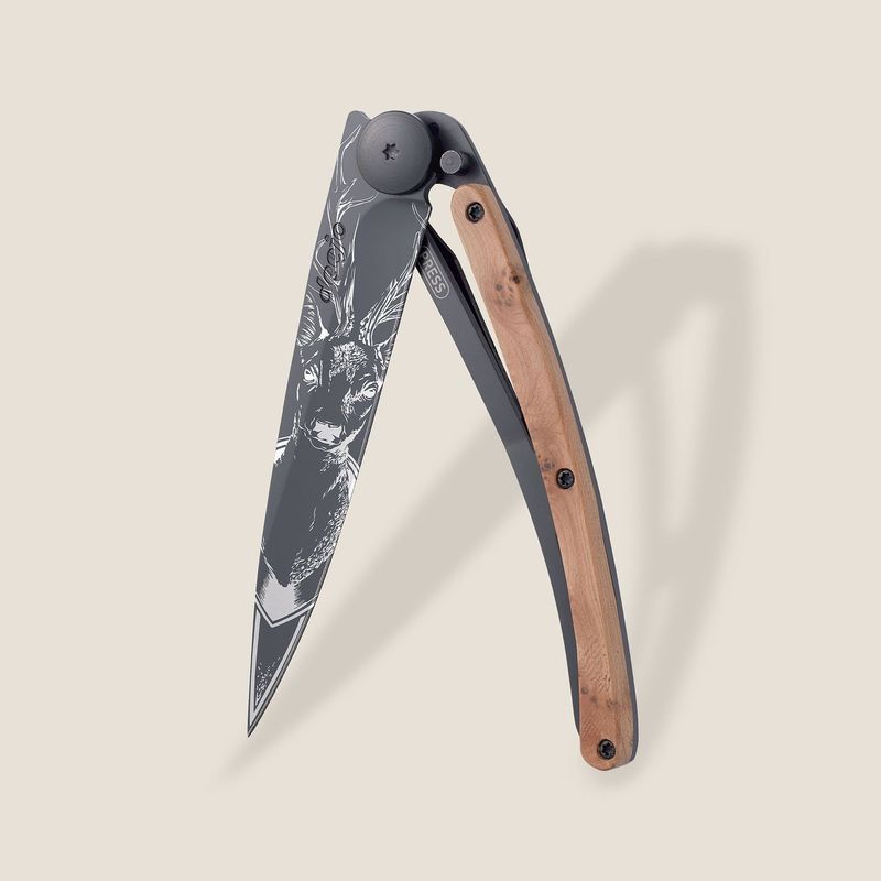 FRONT VIEW OF DEEJO 27G DEER KNIFE WITH ULTRA LIGHTWEIGHT BUILD AND COMPACT SIZE