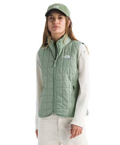 FRONT VIEW OF THE NORTH FACE WOMENS JUNCTION INSULATED VEST FEATURES WATER REPELLENCY AND LIGHTWEIG…