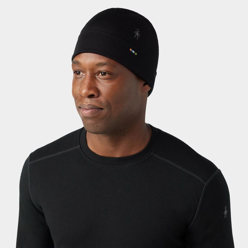 FRONT MODEL VIEW OF SMARTWOOL UNISEX THERMAL MERINO REVERSIBLE CUFFED BEANIE WINTER HAT FEATURES MO…