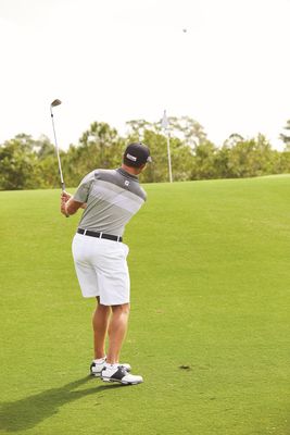 Men's golf shorts are crafted for optimal performance and comfort on the course, offering unrestricted movement. 