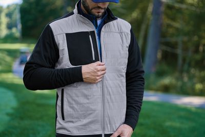 Men's golf hoodies and sweaters feature comfortable, breathable materials, excellent mobility, and stylish designs.