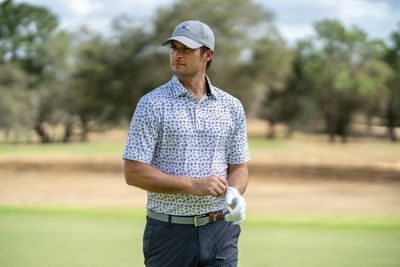 Men's golf tops feature moisture-wicking materials, excellent mobility, and stylish designs for optimal performance.