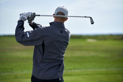 Men's golf outerwear features comfortable, weather-resistant materials, excellent mobility, and stylish designs.