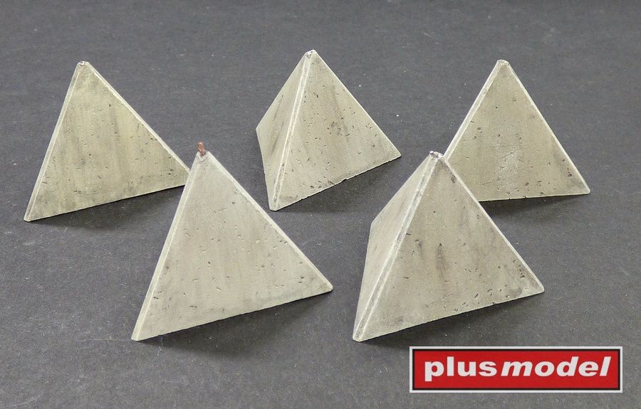 130 - Anti-Tank Concrete Barriers - Pyramid-Style Set I - 1:35
