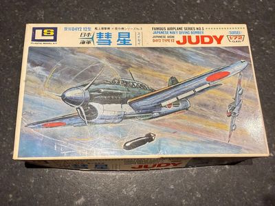 103:100 - Japanese Navy Diving Bomber Aichi D4Y2 Type 12 Judy (Suisei) - 1:72