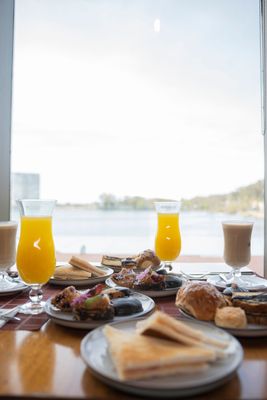 Té frente al lago para 2