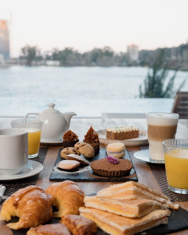 Té frente al lago para 2