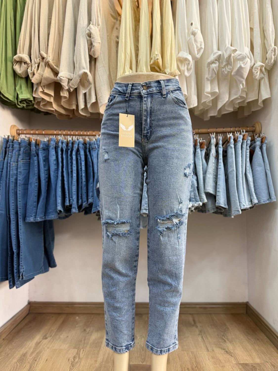 Jeans Mom intermedio con roturas