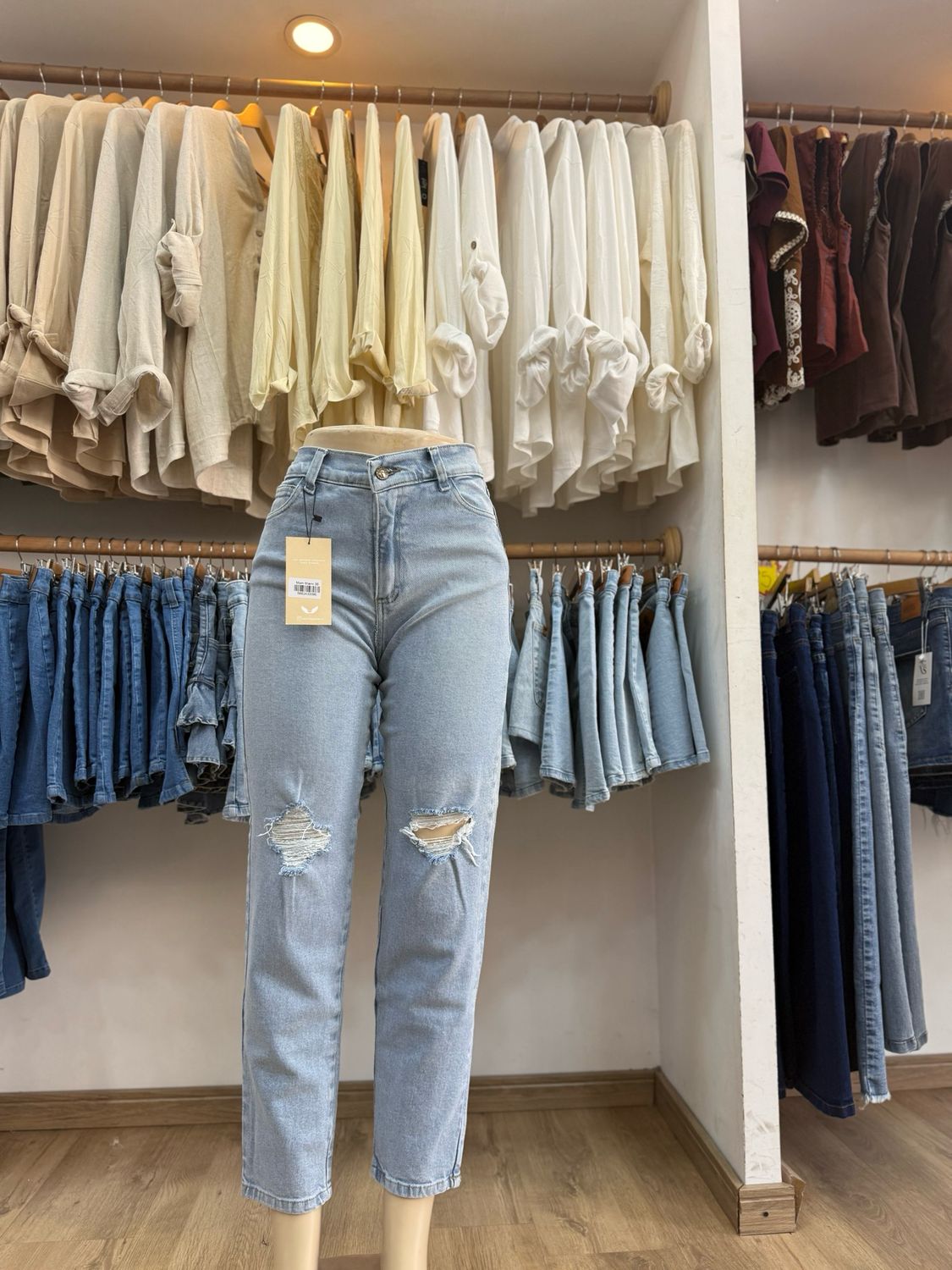 Jeans Mom con roturas celeste