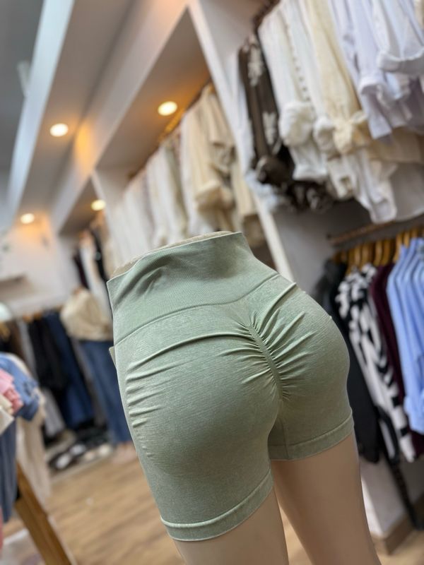 Short levanta cola