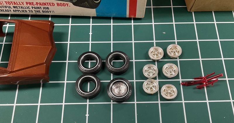 1:25 1972 Pontiac Grand Prix MPC Model Car Kit 1 7221 250