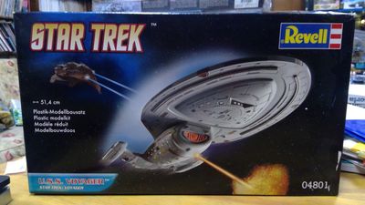 U.S.S. Voyager Intrepid Class Revell No. 04801 1:677