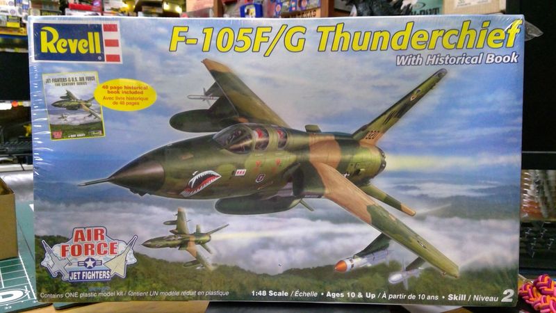 F-105F/G Thunderchief with Historical Book Revell No. 6868 1:48