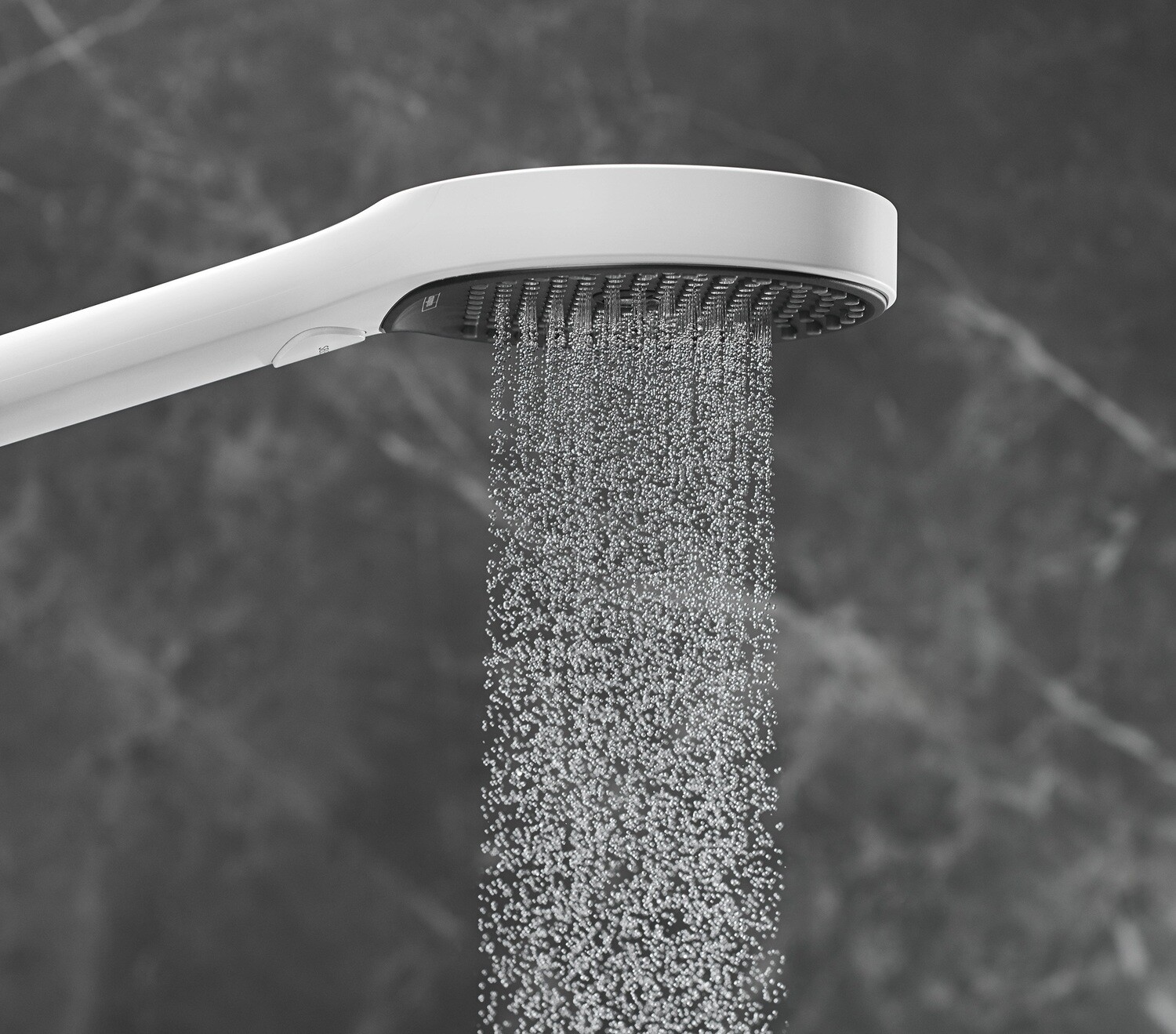 Support mural Hansgrohe avec douchette à main Rainfinity 130 3 jets PowderRain et flexible 160 cm en blanc mat — vue 5
