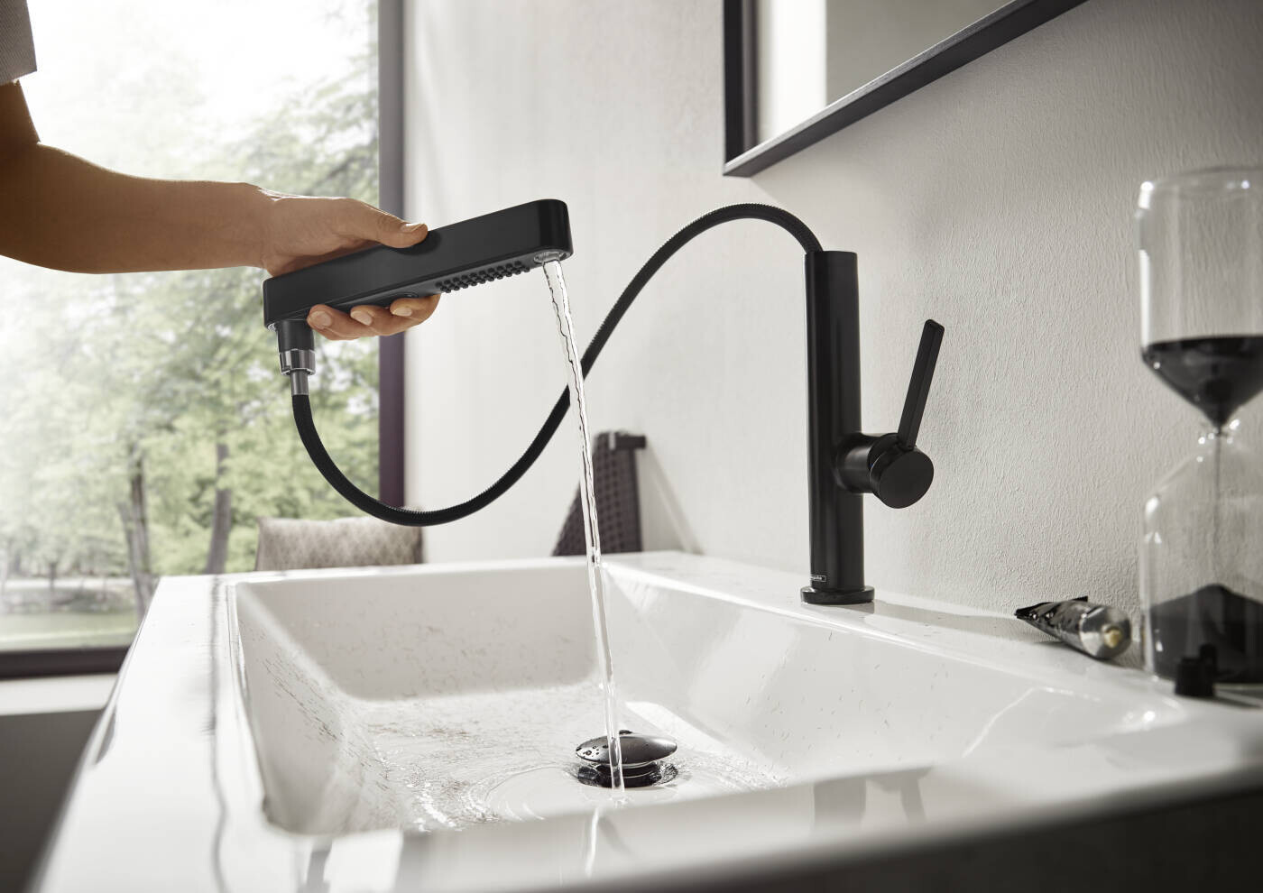 Mitigeur de lavabo Hansgrohe Finoris 230 avec douchette extractible 2 jets et bonde push-open en noir mat — vue 4