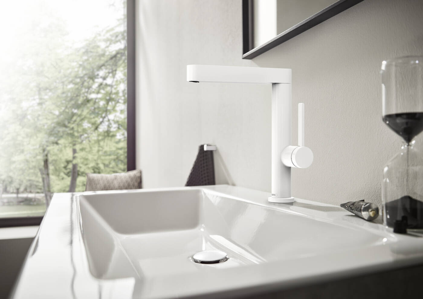 Mitigeur de lavabo Hansgrohe Finoris 230 avec bec orientable et bonde push-open en blanc mat — vue 2