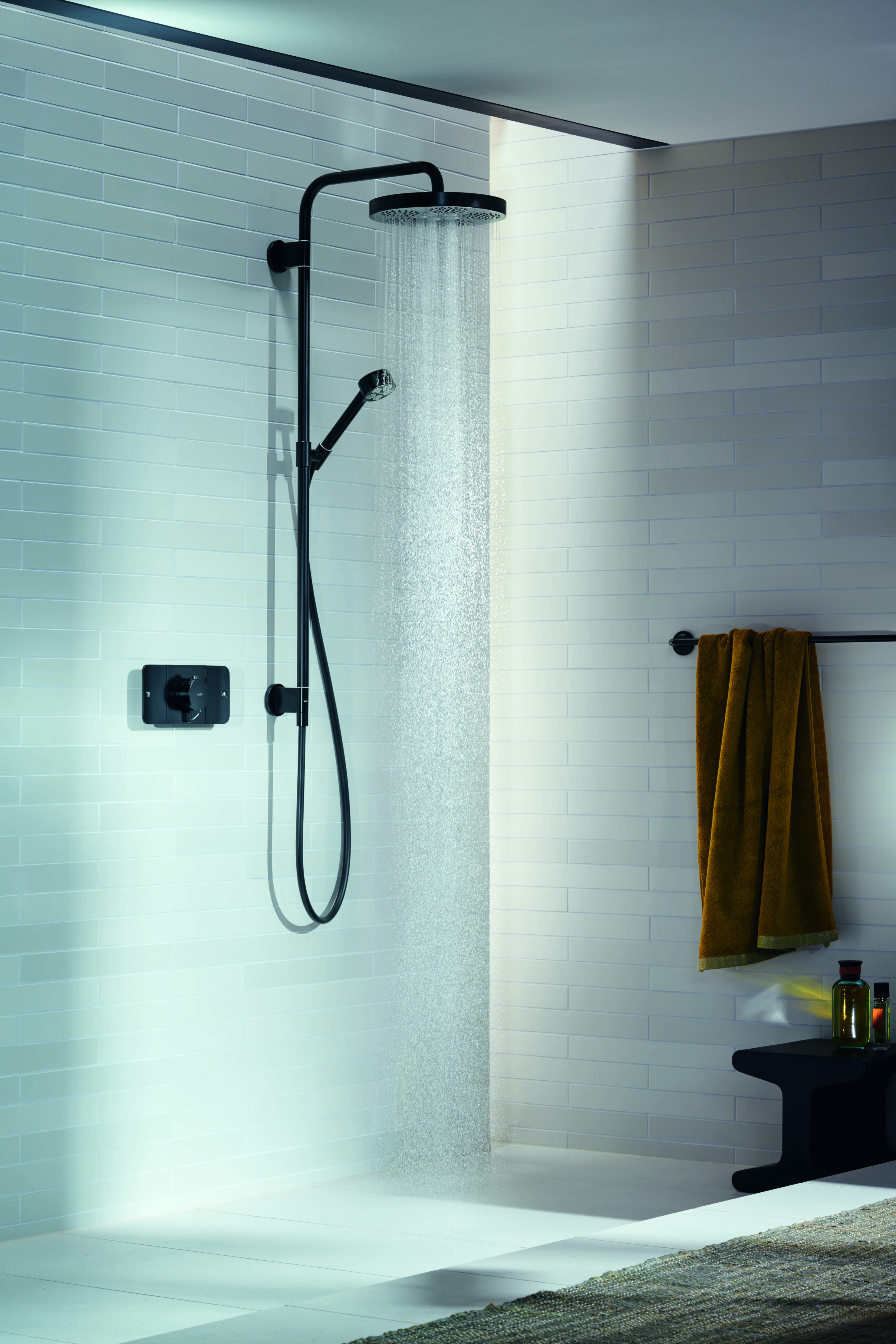 Colonne de douche AXOR One avec douche de tête 280 pour installation encastrée en noir mat - vue 3