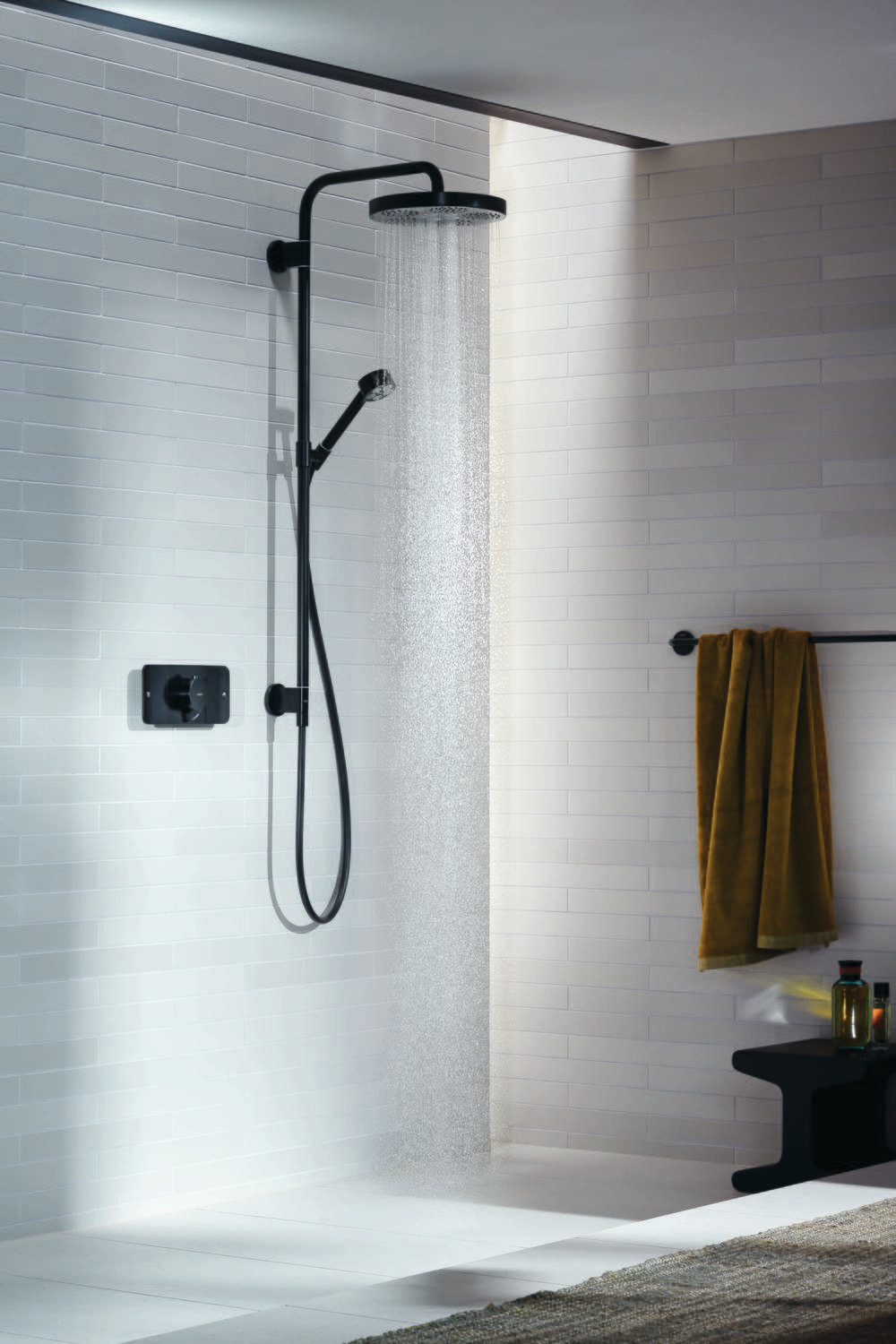 Colonne de douche AXOR One avec douche de tête 280 pour installation encastrée en noir mat — vue 3