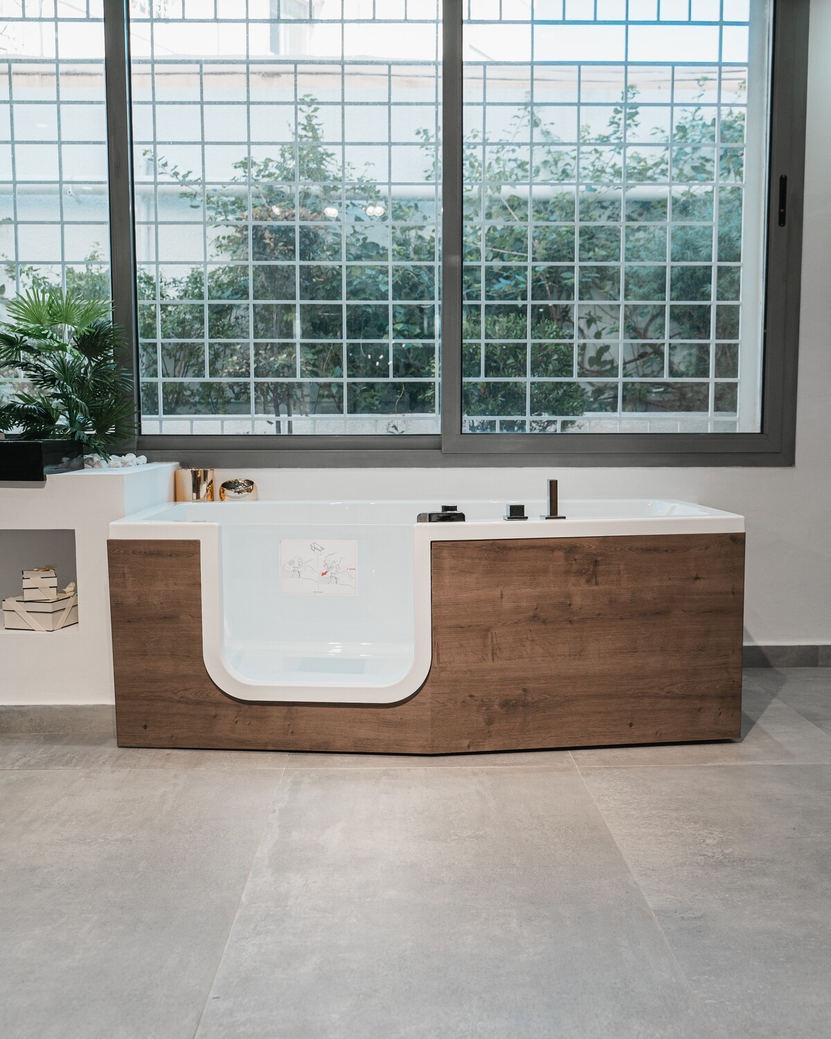 Bathtub Novel Iris 170 x 80 cm with left door, Burlington panels and integrated faucet