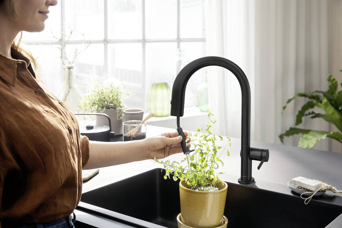 Mitigeur de cuisine Hansgrohe Aqittura M91 210, avec douchette extractible 1 jet en noir mat — vue 3