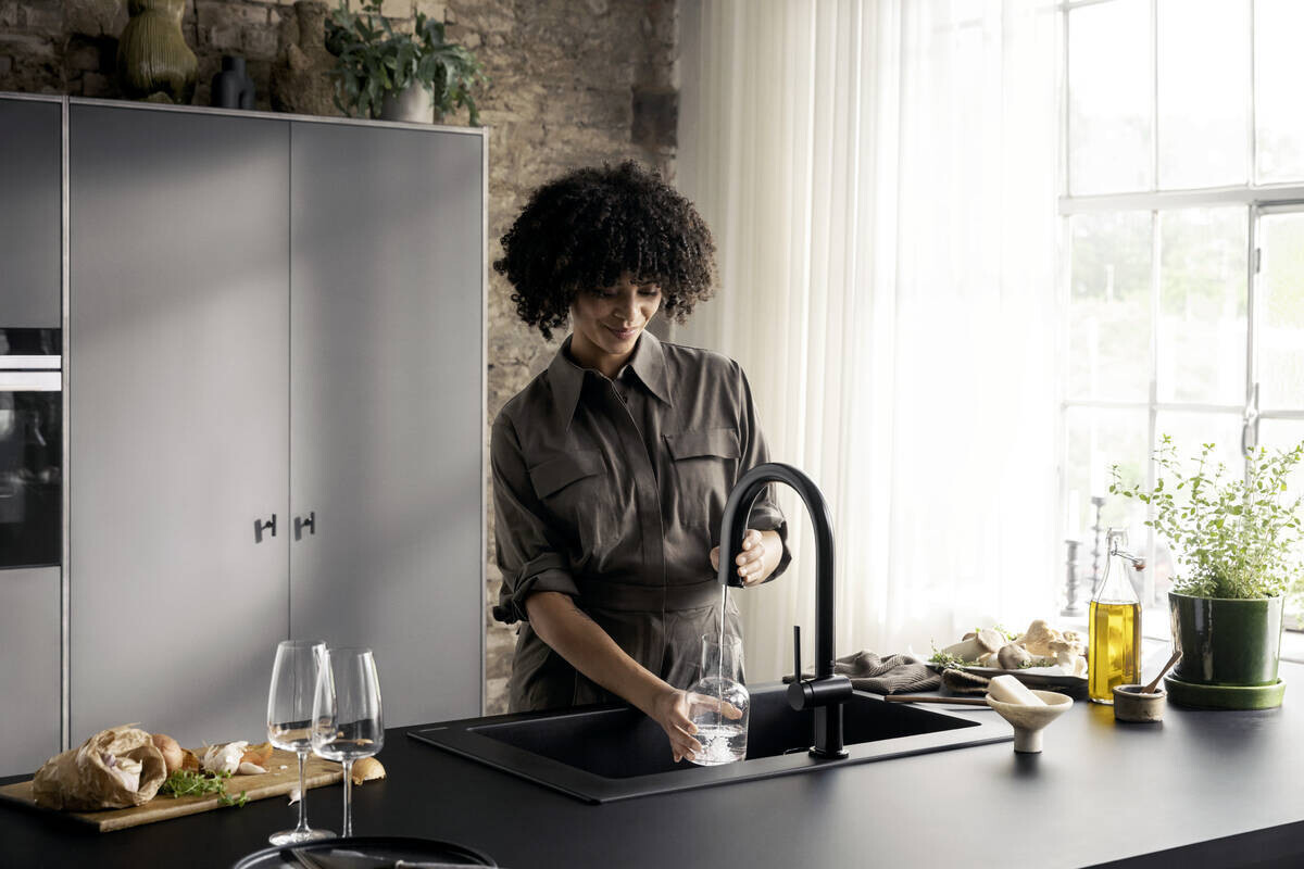 Mitigeur de cuisine Hansgrohe Aqittura M91 210, avec douchette extractible 1 jet en noir mat — vue 4