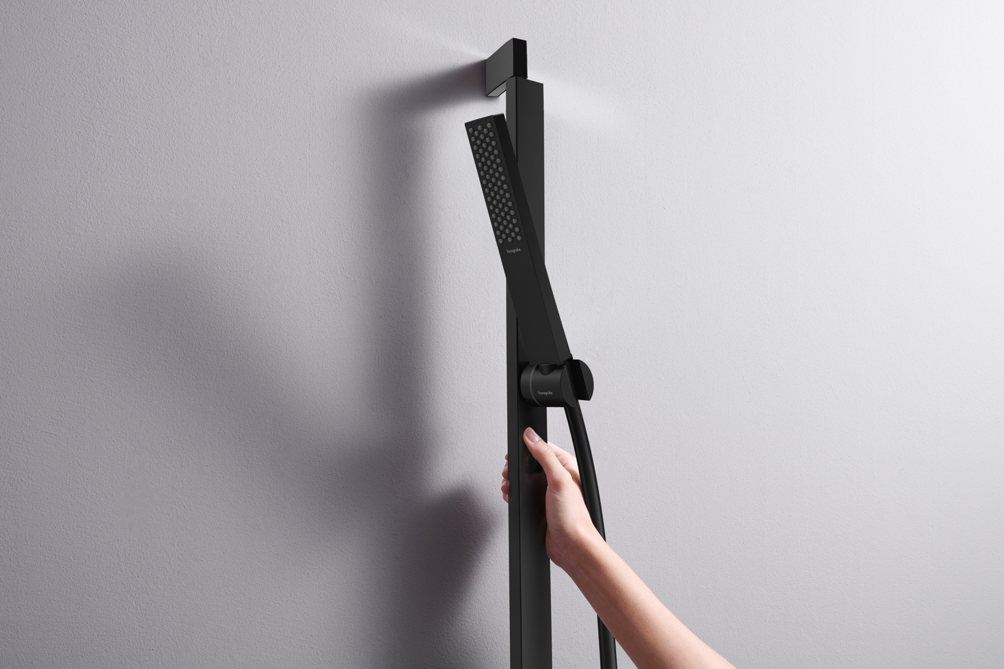 Barre de douche Hansgrohe avec douchette à main Pulsify E 100 EcoSmart et flexible Isiflex en noir mat - vue 4