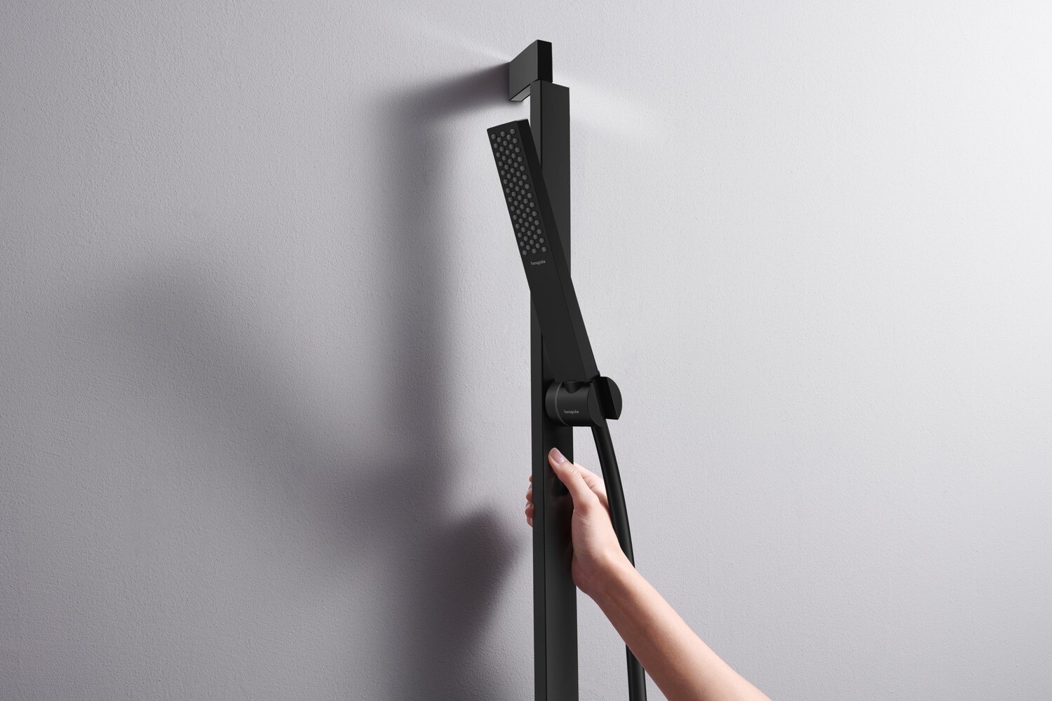 Barre de douche Hansgrohe avec douchette à main Pulsify E 100 EcoSmart et flexible Isiflex en noir mat — vue 4