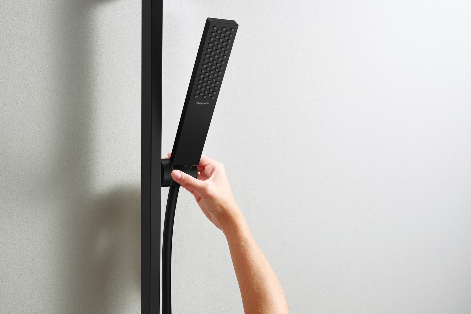 Barre de douche Hansgrohe avec douchette à main Pulsify E 100 EcoSmart et flexible Isiflex en noir mat