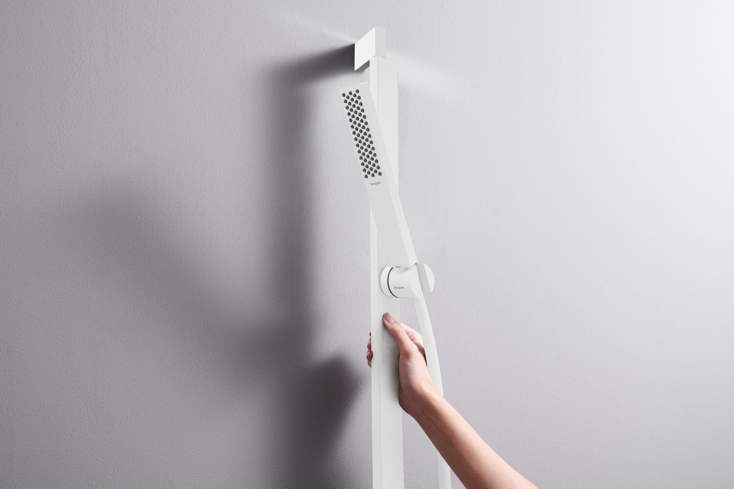 Barre de douche Hansgrohe avec douchette à main Pulsify E 100 EcoSmart et flexible Isiflex en blanc mat — vue 5