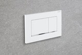 Plaque de commande carrée blanche Geberit Sigma20 avec barre de déclenchement chromée brillante, montage mural.