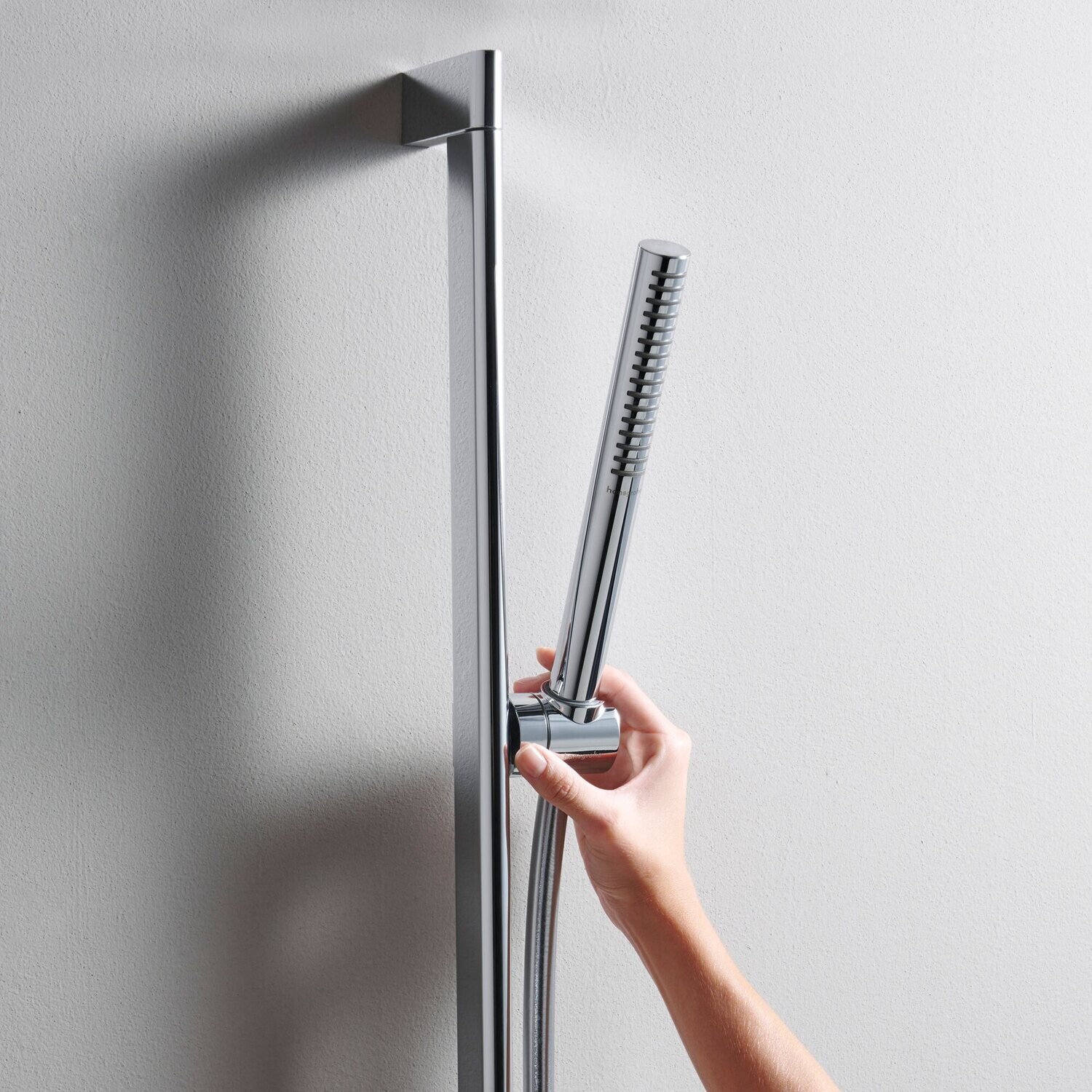 Barre de douche Hansgrohe avec douchette à main Pulsify S 100 EcoSmart et flexible Isiflex