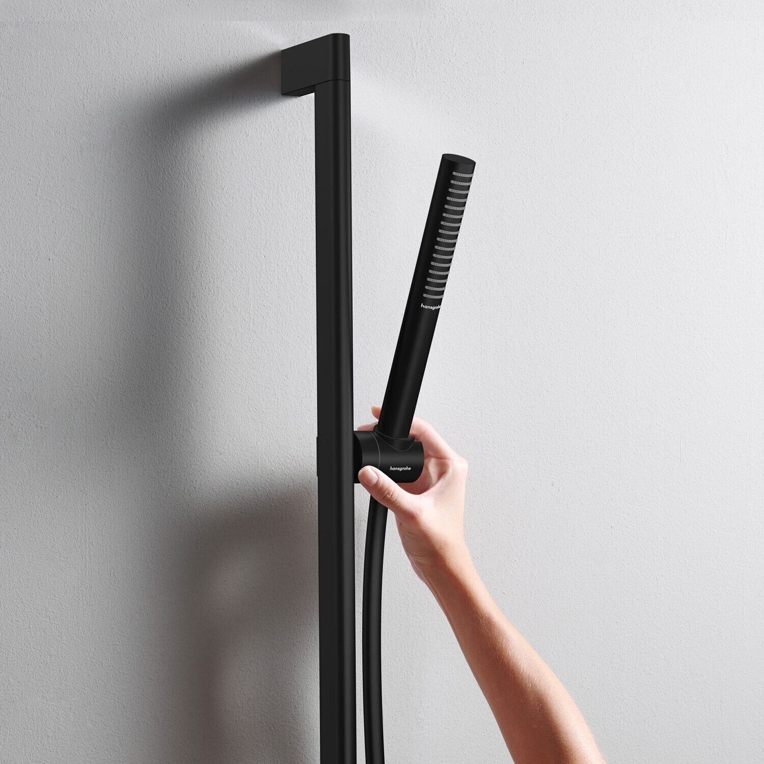 Barre de douche Hansgrohe avec douchette à main Pulsify S 100 EcoSmart et flexible Isiflex en noir mat