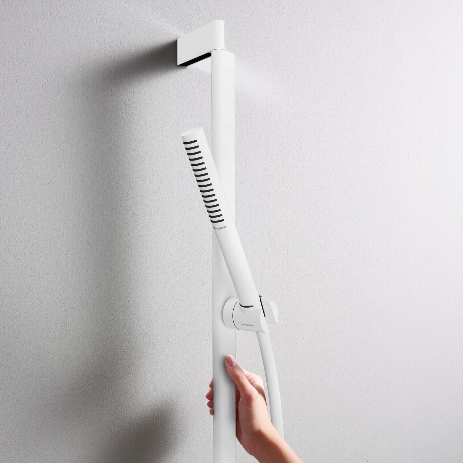 Barre de douche Hansgrohe avec douchette à main Pulsify S 100 EcoSmart et flexible Isiflex en blanc mat — vue 3