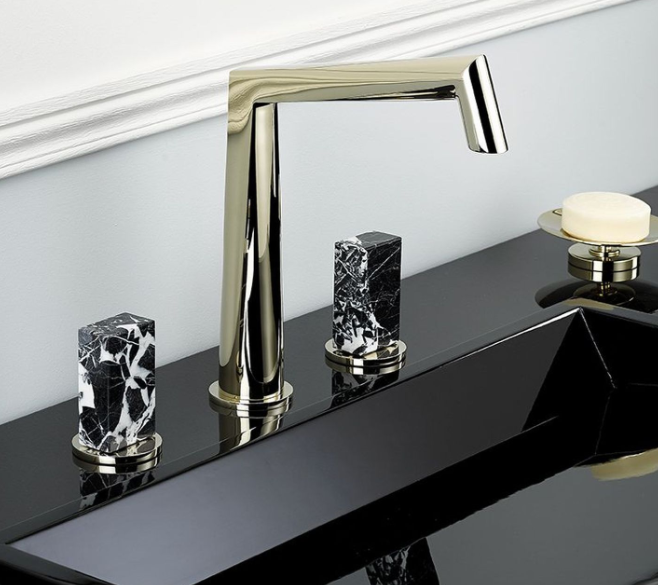 Montaigne Marbre Grand Antique